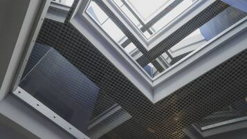 Een modern architectonisch gebouw met meerdere niveaus en geometrische patronen.