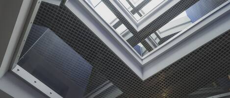 Una estructura arquitectónica moderna con varios niveles y patrones geométricos.