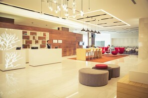 Lobby - Fiesta Inn Plaza Central Aeropuerto (Mexico City)