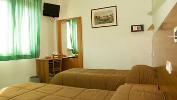 Zimmersafe, Schreibtisch, schallisolierte Zimmer, BĂŒgeleisen/BĂŒgelbrett