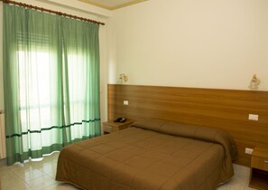 In-room safe, desk, soundproofing, iron/ironing board - Hotel California (Ariccia)