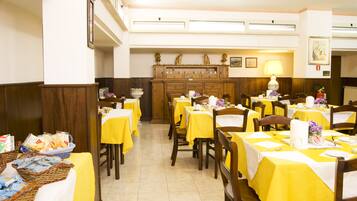 TĂ€gliches inbegriffenes FrĂŒhstĂŒcksbuffet