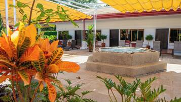 Tina de hidromasaje al aire libre