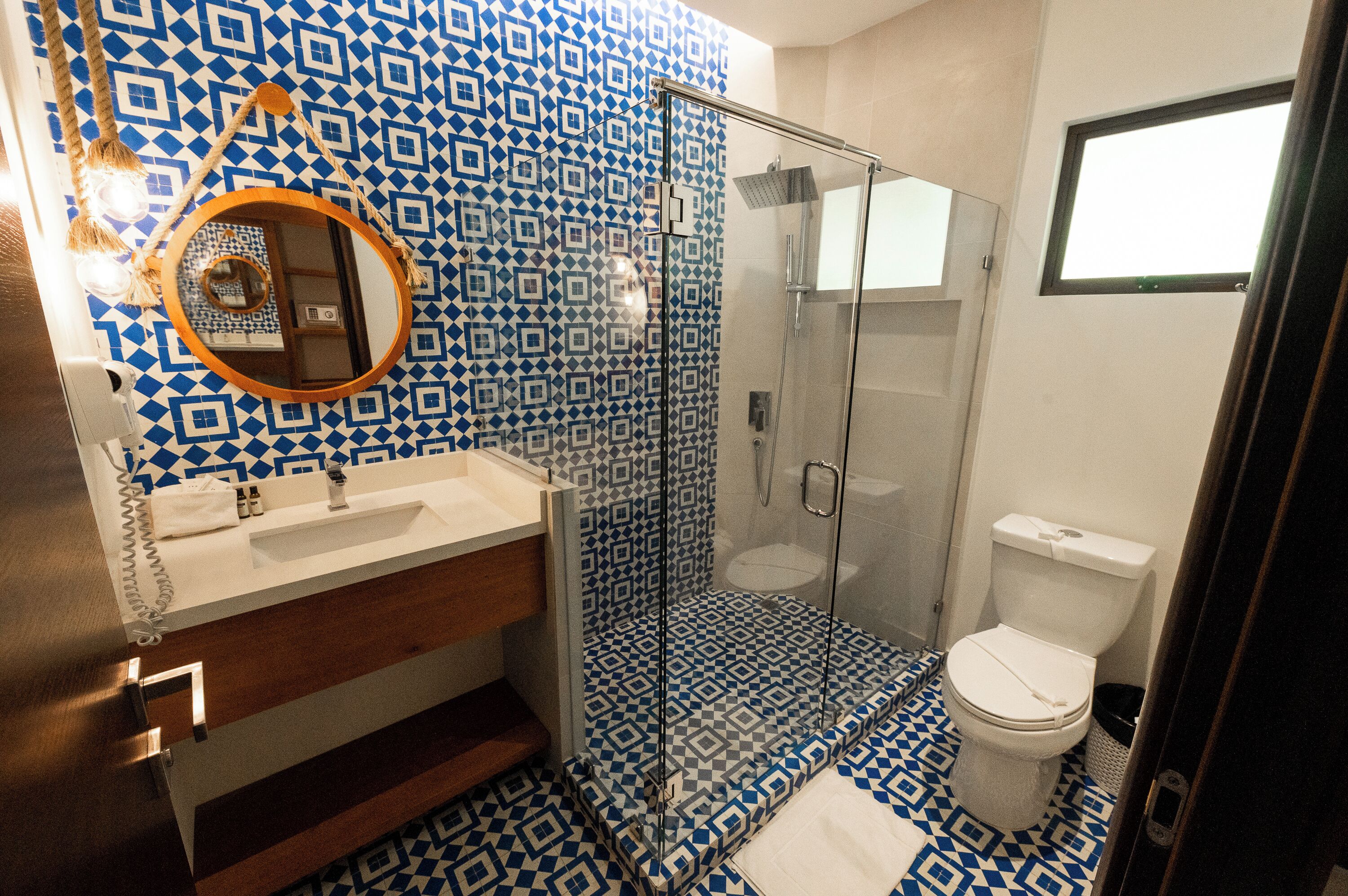 standard room, garden view | bathroom | free toiletries, towels