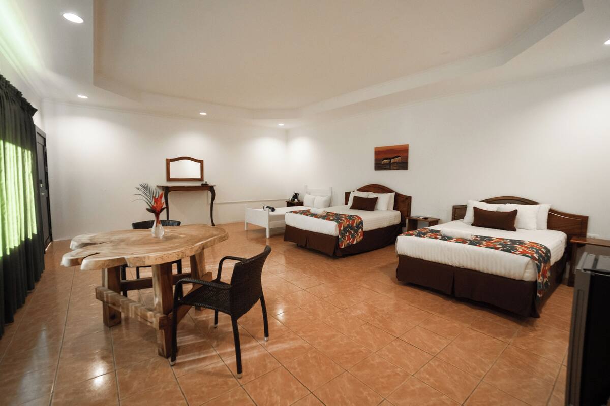 Espacio para trabajar con laptop, cortinas blackout y wifi gratis 