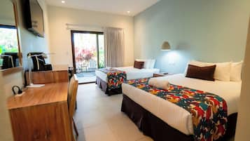 Kamar Standar, pemandangan kebun | Brankas, didekorasi berbeda-beda, dan ruang kerja ramah laptop