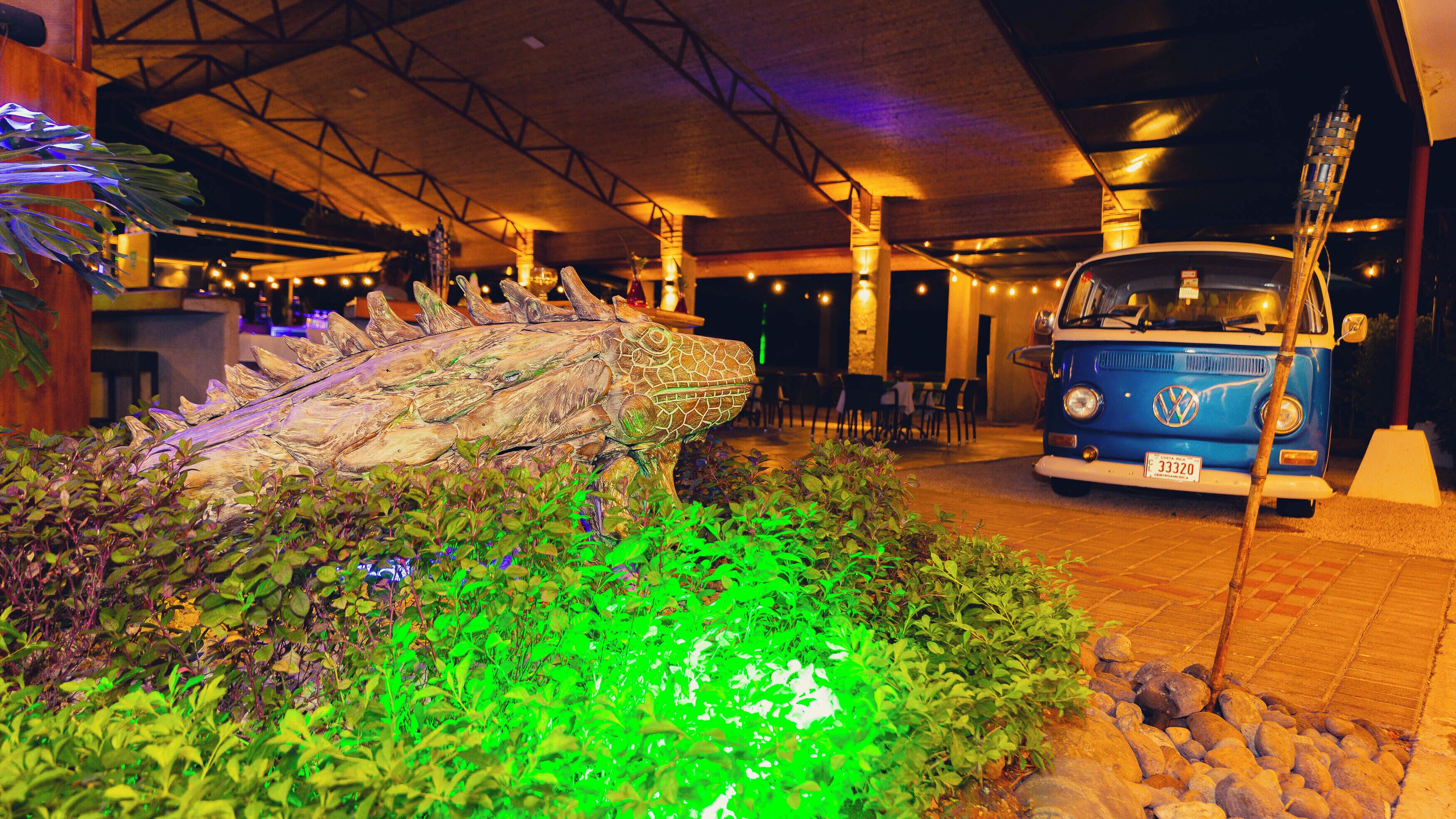 breakfast, lunch, dinner served; international cuisine