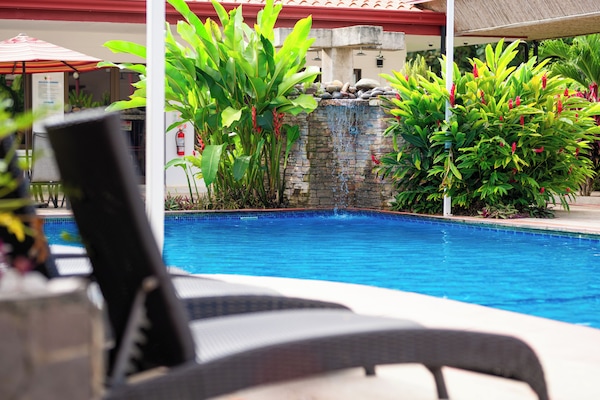 Utomhuspool, parasoller och solstolar