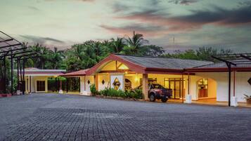 Façade de lâhĂ©bergement - soirĂ©e/nuit