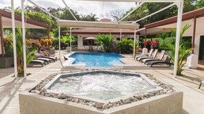 Piscine extérieure, parasols de plage, chaises longues