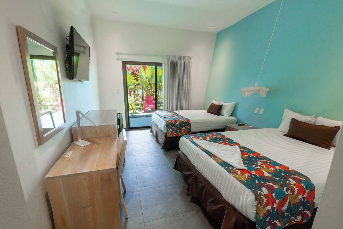 Espacio para trabajar con laptop, cortinas blackout y wifi gratis 