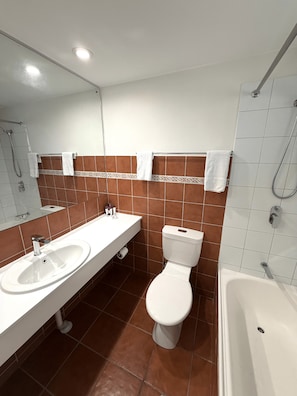 Executive King | Pillowtop beds, laptop workspace, iron/ironing board, free WiFi - Katherine Motel (Katherine)