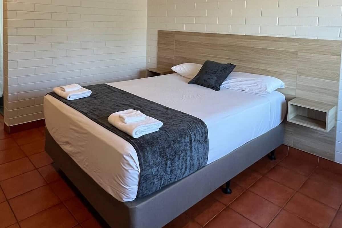 Standaard kamer (Queen) | Pillowtop-bedden, een laptopwerkplek, een strijkplank/strijkijzer
