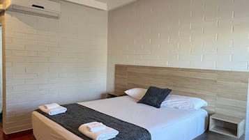 Standaard kamer (Queen) | Pillowtop-bedden, een laptopwerkplek, een strijkplank/strijkijzer