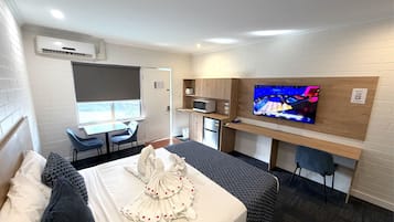 Rom – superior (Queen) | Senger med overmadrass, skrivebord for bærbar PC og strykejern/-brett