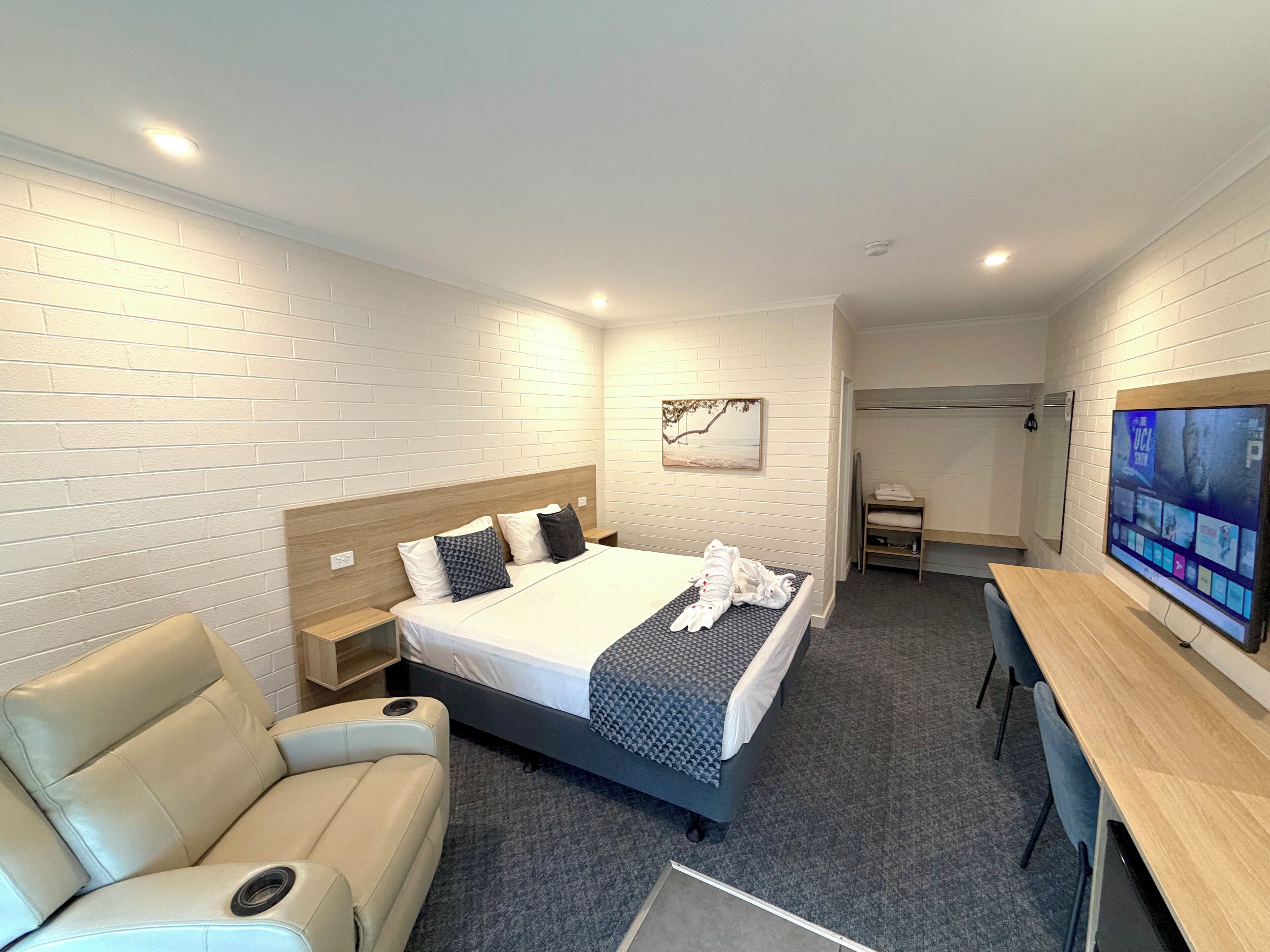 Rom – executive (King) | Senger med overmadrass, skrivebord for bærbar PC og strykejern/-brett