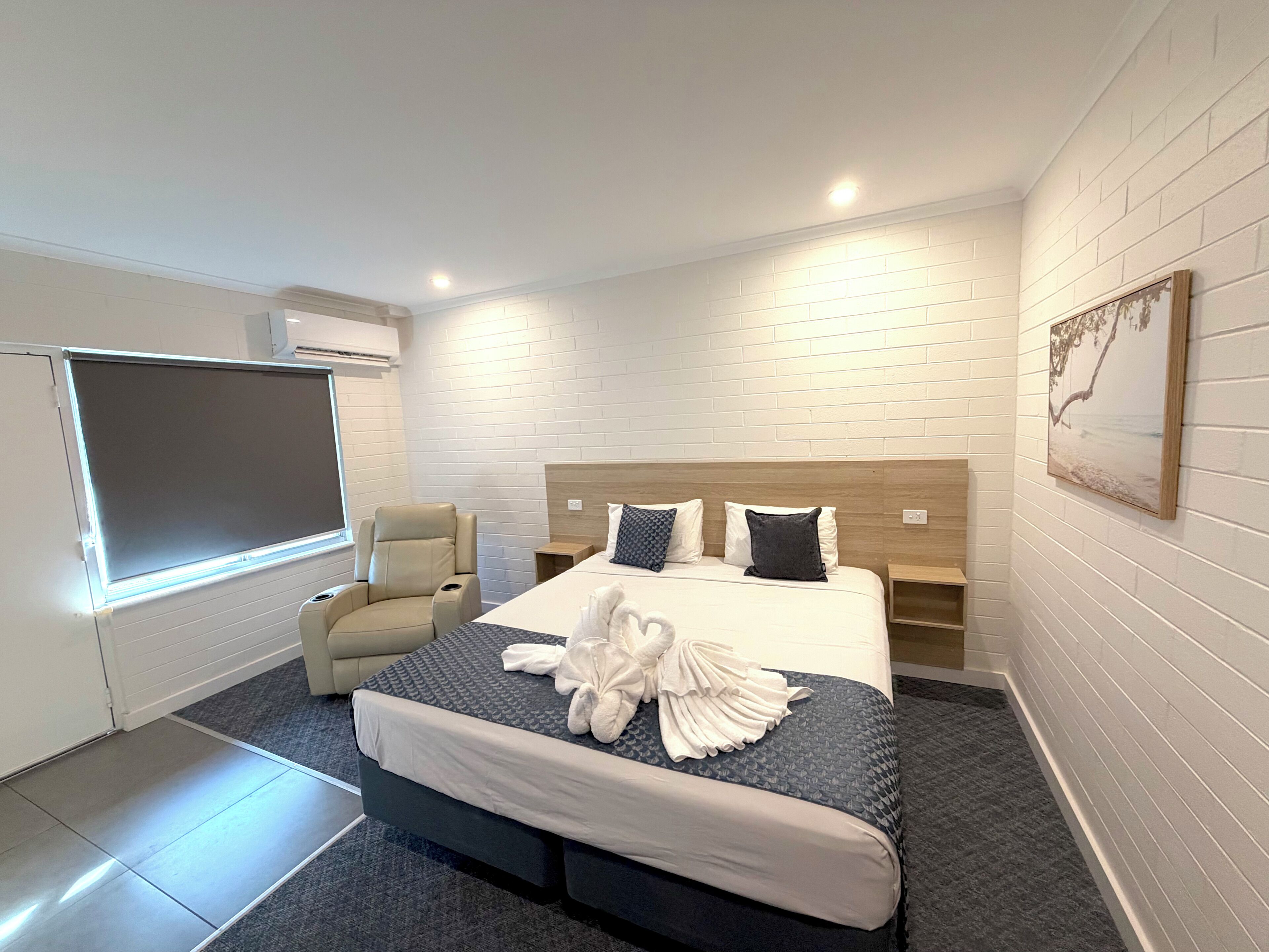 Executive King | Pillow-top beds, laptop workspace, iron/ironing board, free WiFi