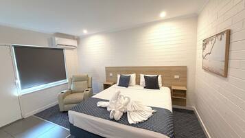 Executive King | Pillow-top beds, laptop workspace, iron/ironing board, free WiFi