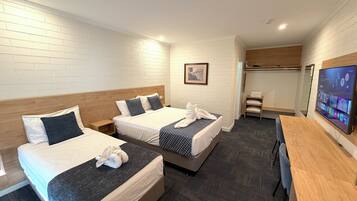 Kamar Superior (Twin) | Bantalan ekstra lembut dan ruang kerja ramah laptop