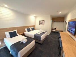 高级房 (Twin) | 加厚床垫、笔记本电脑工作区、熨斗/熨衣板、免费 WiFi