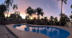 Outdoor pool, open 7:00 AM to 8:00 PM, pool loungers - Katherine Motel (Katherine)