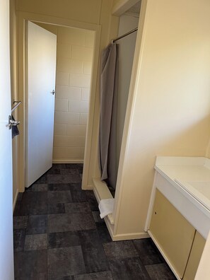 Apartment, 1 Bedroom | Bathroom - Classic Motel (Hamilton)