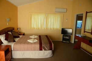 Tabla de planchar con plancha, wifi gratis y ropa de cama 