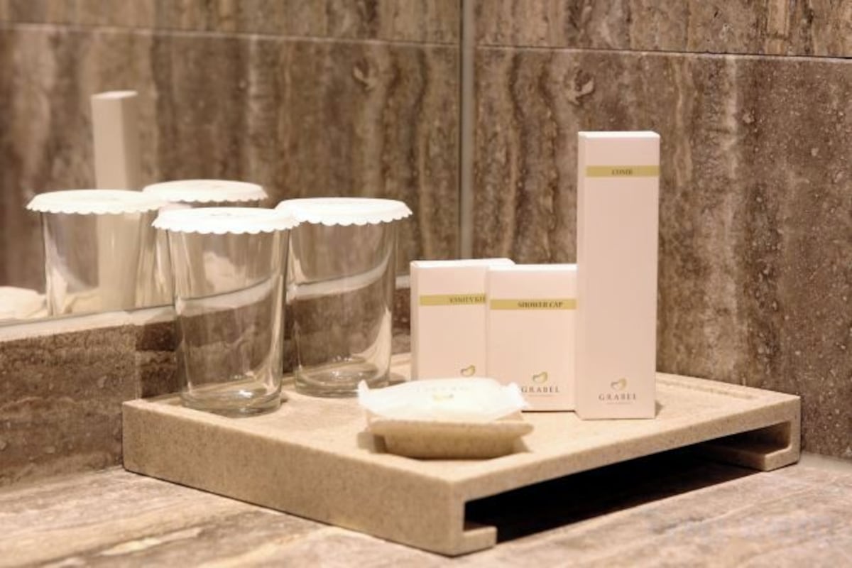 Artículos de tocador gratuitos, secador de pelo, pantuflas, bidet