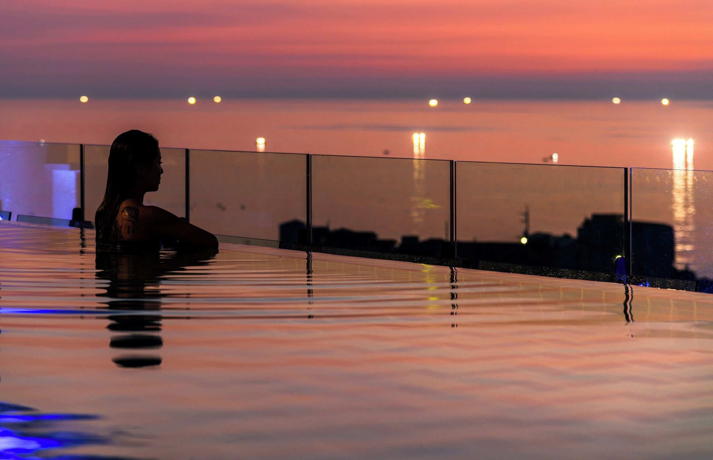 室外游泳池，11:00 至 22:00 开放，收费帐篷屋，池畔遮阳伞