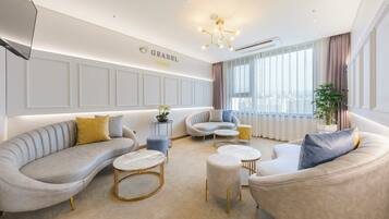 Club Lounge, City View | Premium bedding, down comforters, in-room safe, desk