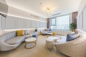 Club Lounge, City View | Ropa de cama de alta calidad y edredón