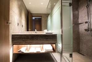 Ilmaiset hygieniatuotteet, hiustenkuivaaja, tohvelit, bidee