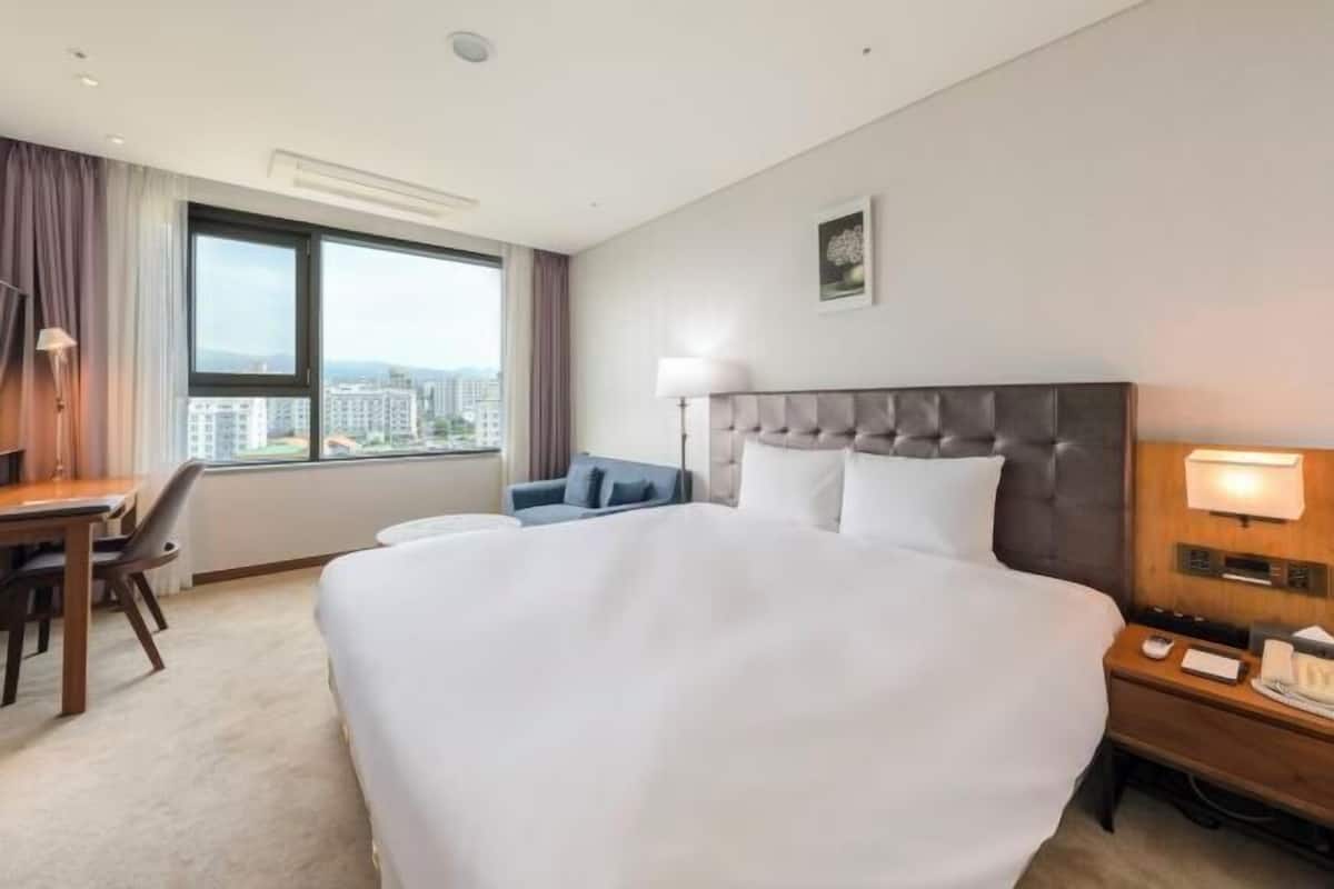 Luxe beddengoed, donzen dekbedden, een kluis op de kamer, een bureau