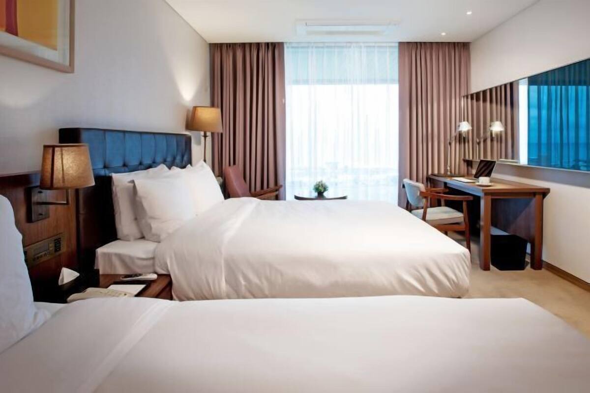 Luxe beddengoed, donsdekens, een kluis op de kamer, een bureau