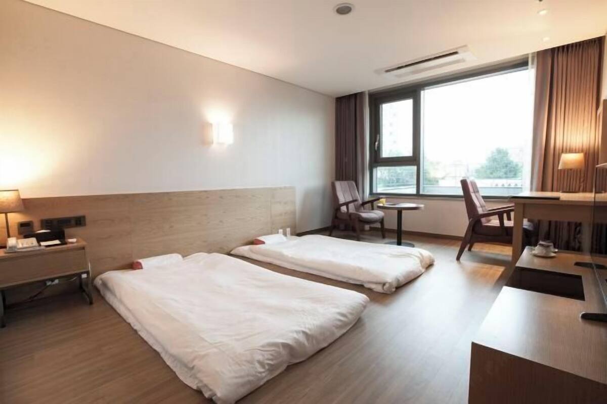 Luxe beddengoed, donsdekens, een kluis op de kamer, een bureau