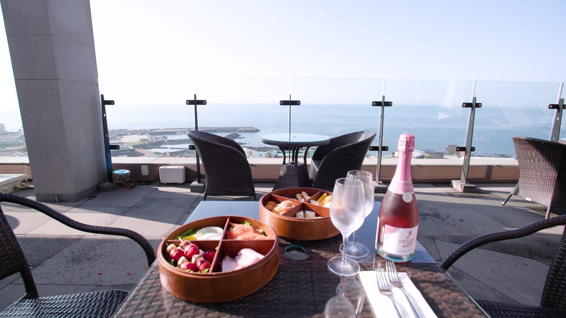 室外游泳池，11:00 至 22:00 开放，收费帐篷屋，池畔遮阳伞