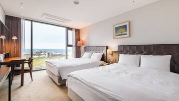 Hochwertige Bettwaren, Daunenbettdecken, Zimmersafe, Schreibtisch