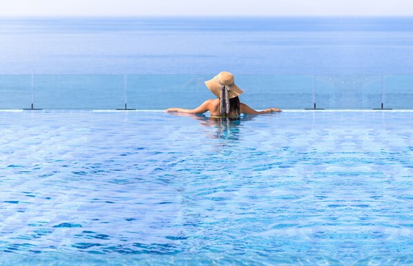 Een buitenzwembad, zwembadcabana's (toeslag) en parasols bij het zwembad
