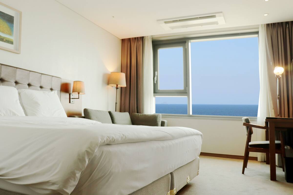 Deluxe tweepersoonskamer, uitzicht op zee | Luxe beddengoed, donsdekens, een kluis op de kamer, een bureau