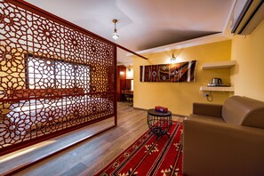 Luxury Cottage | Hypo-allergenic bedding, Select Comfort beds, free minibar, in-room safe