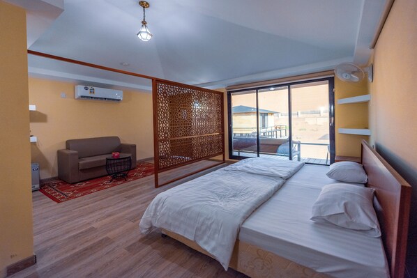 Hypo-allergenic bedding, Select Comfort beds, free minibar, in-room safe