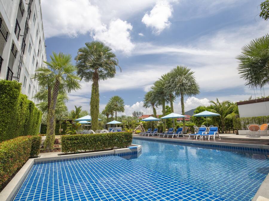 Outdoor pool, pool umbrellas, sun loungers