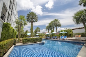 Outdoor pool, pool umbrellas, pool loungers - Sungthong Kamala Beach Resort (Kamala)