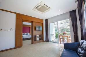 Grand Deluxe Balcony Room, Pool View | Safe på rommet, skrivebord, blendingsgardiner og lydisolert