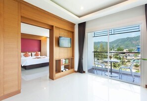 Grand Deluxe Balcony Room, Pool View | 1 habitación, caja de seguridad en la habitación y escritorio 