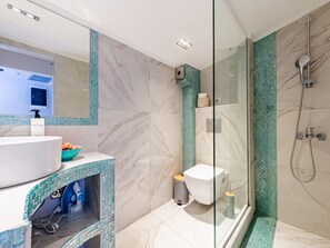 Standard Suite Sea View | Badkamer | Gratis toiletartikelen, een haardroger, pantoffels, handdoeken