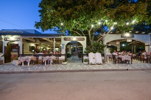 Aperto a colazione, pranzo e cena, cucina mediterranea 