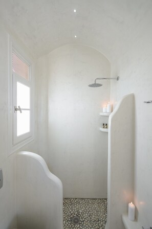 Bathroom shower - Ostria Hotel (Naxos)