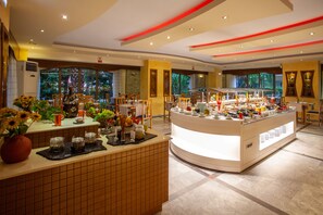 Free daily buffet breakfast