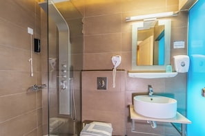 Quadruple Room | Bilik Mandi | Pancuran mandi, kelengkapan dandanan diri percuma, pengering rambut